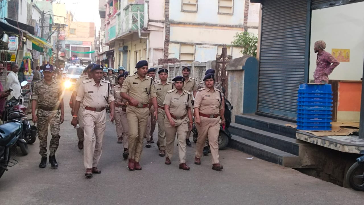 शहर में मार्च निकलते पुलिसकर्मी 